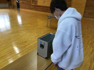 「定時制　最初に投票する生徒は投票箱が空であることを確認しました」