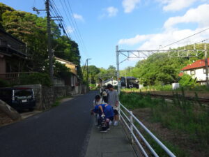 線路沿いの歩道にもゴミを発見